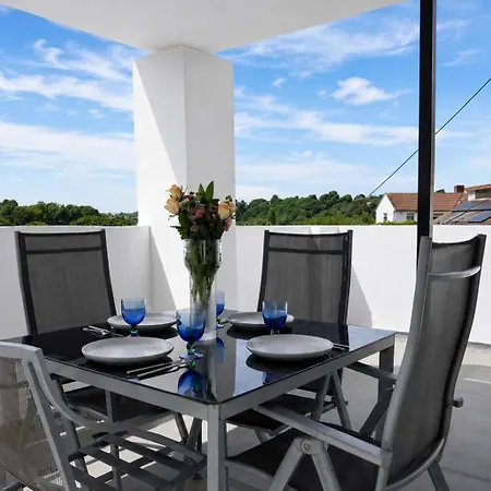Bohemian 2 Bedroom Flat With Fantastic Views *