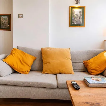 Bohemian 2 Bedroom Flat With Fantastic Views