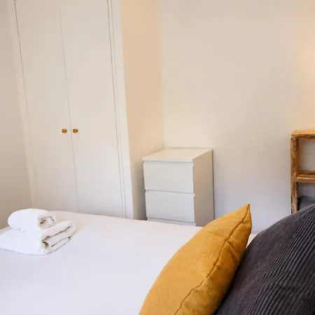 Bohemian 2 Bedroom Flat With Fantastic Views *